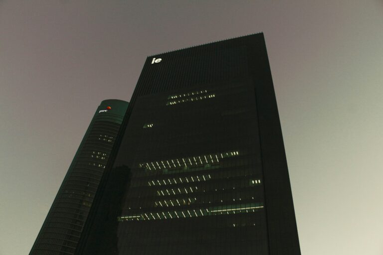 Top Hosting Comparison: Bluehost vs SiteGround – Pros, Cons, Verdict